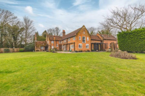 CHARACTER FARMHOUSE - PERFECT FOR RURAL FAMILY GETAWAYS!